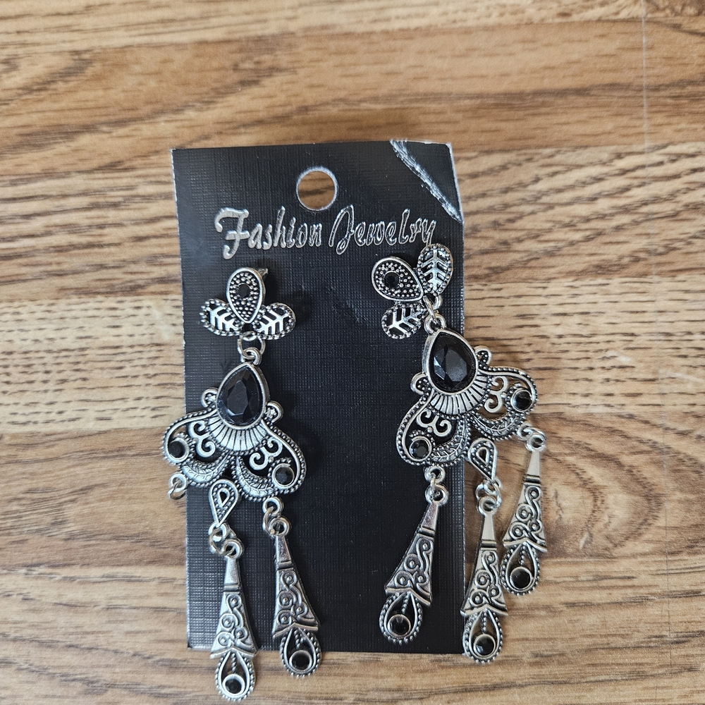 1920's Elegant Silver and Black Dangle Earrings And Costume Accessories